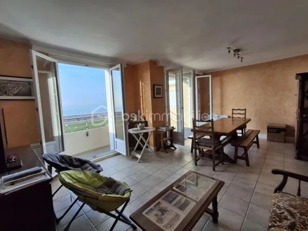 ***APPARTEMENT TRES BON ETAT FACE A LA MER AVEC BALCON DE TYPE F3 80M2 PARKING POSSIBLE DANS LA RESI