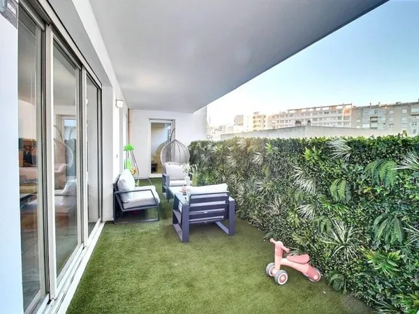 13008- Appartement type 4 de 112m2 - Terrasse .