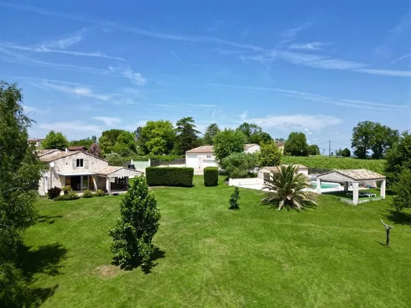 A proximité d'Eymet - Propriété de charme avec maison d'amis, grand garage, piscine et vue panoramiq