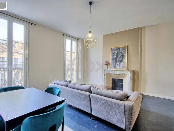 Toulon Haute Ville Dans bel immeuble haussmannien très bien entretenu 117m2 avec balcon cave et cham