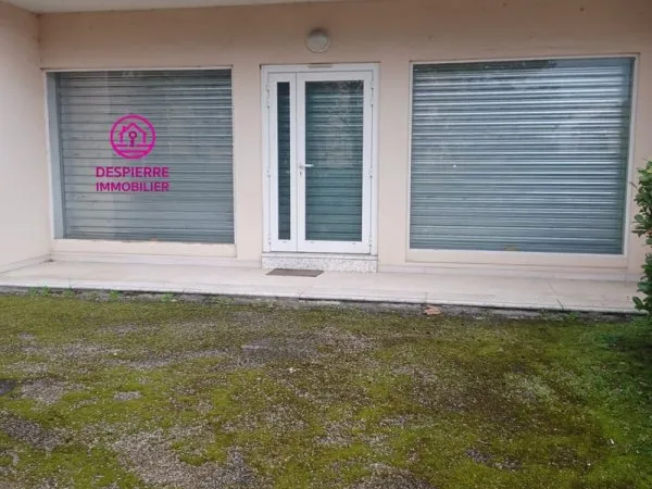 ROUSSILLON, local professionnel 45 m2 environ en rez de chau