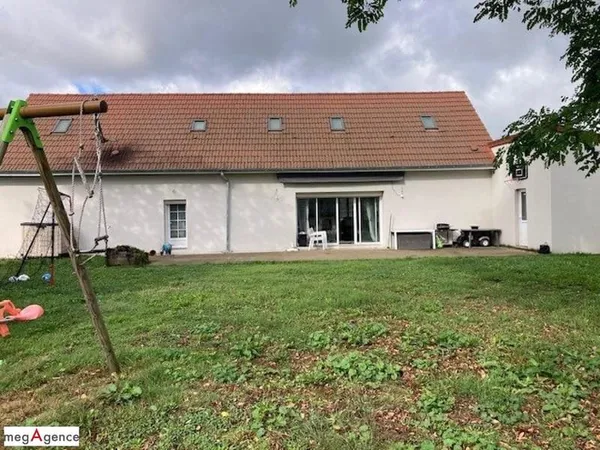 Maison rénovée 3 chambres garage sur 3482 m² clos.