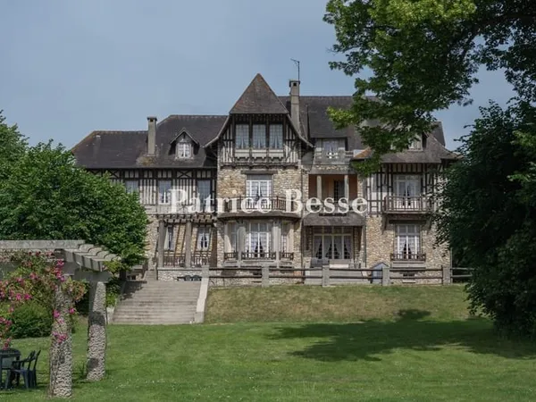 À 30 min à l'ouest de Paris, une vaste et élégante demeure anglo-normande de 1930 dans un par
