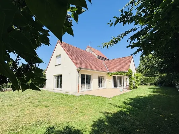 Belle Villa de 2003 à VERTON au coeur du village.