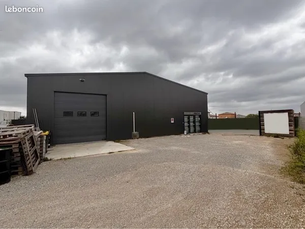 Hangar/local en zone artisanale