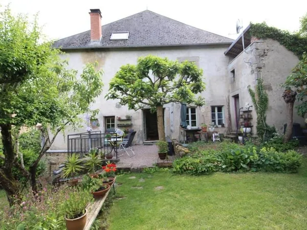 Maison de village de 200 m² avec agréable jardin en terrasse