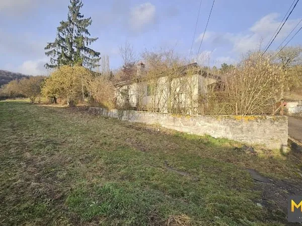 TERRAIN SUR LES HAUTEURS DE NEUVES MAISONS