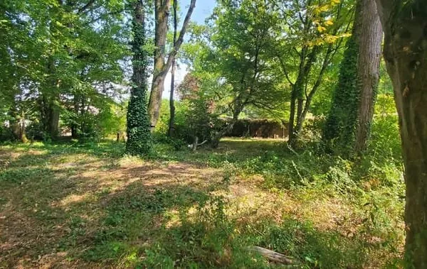 TERRAIN Â BÂTIR PLAT IDEALEMENT SITUE