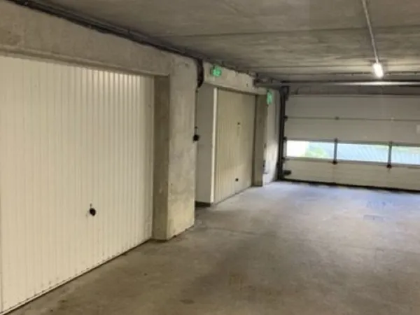 : GARAGE FERME DANS UN PARKING SECURISE AUX MINIMES