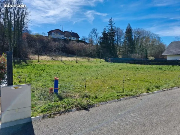 Terrain plat 712 m² - Cadre résidentiel recherché - Armoy - 215 000