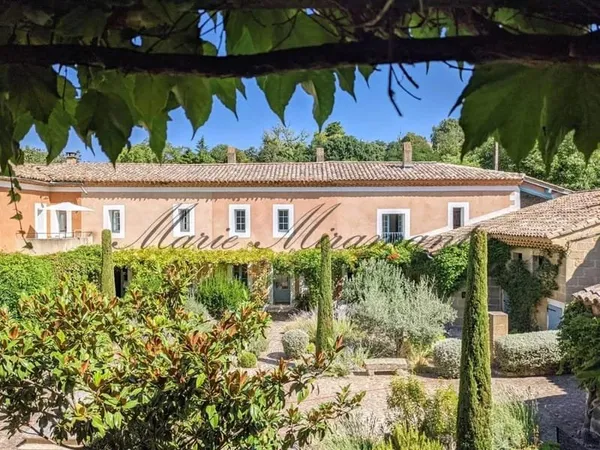 Près dUzès, au calme, ensemble immobilier au charme rare