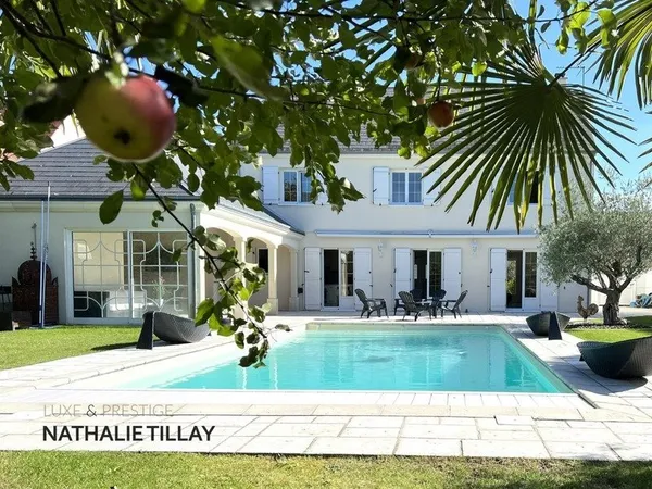 Saint Denis en val , proche Orleans, maison contemporaine de 2005, jardin paysagé et piscine