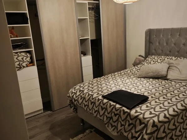 Chambre dans maison conviviale – Jardin & cheminée
