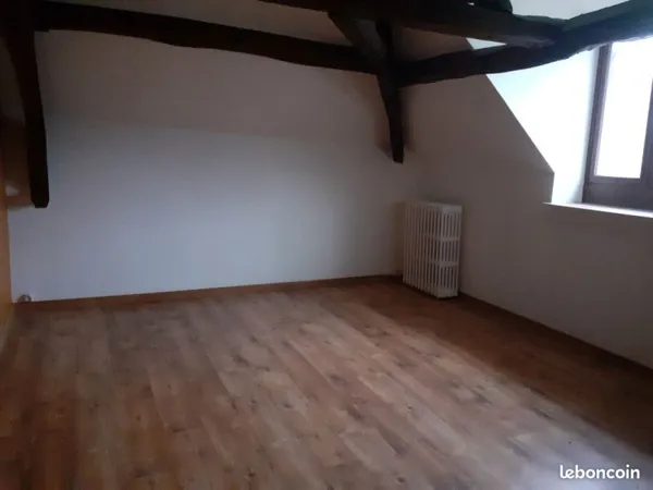 Voici Charmant T2 Mansardé - 45m² (75m² au sol) - Centre-ville Calme