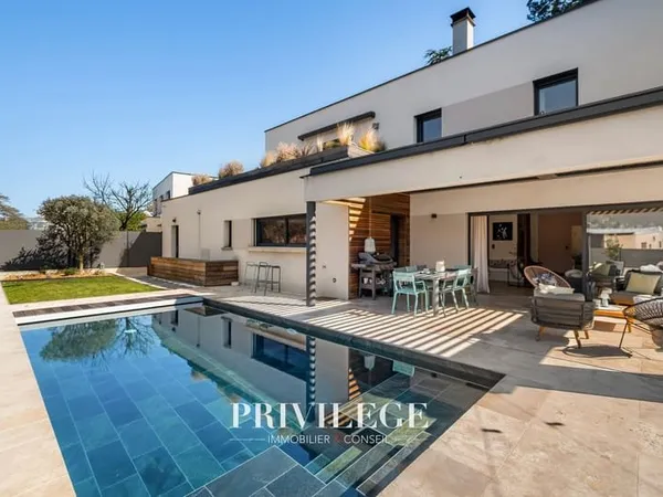 Maison d'architecte de 242 m2 avec vue et piscine