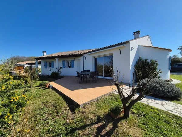 Prestation qualitative : Plain-Pied de 125 m2, parcelle paysagée de 1400 m2, piscine et paillotte