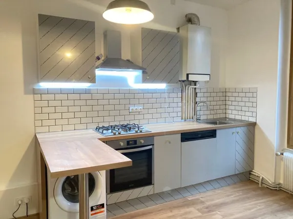Confolens (16), Bel Appt rénové au 1er étage : 1 chambre, jardinet