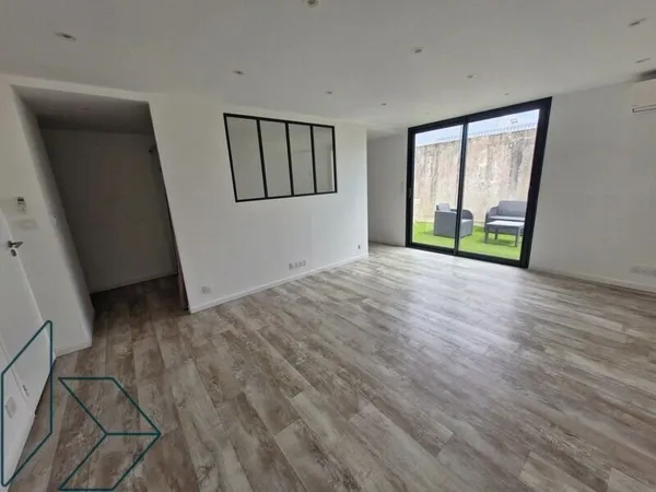Bureau et espace de travail Location Séné  40m² 705€