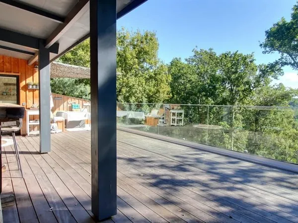 Villa avec vue imprenable sur la canopée, située à Pyla-sur-Mer.