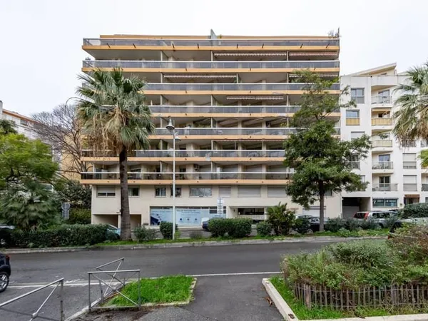 GRAND STUDIO PROCHE FACULTE. PROCHE LIBERATION.