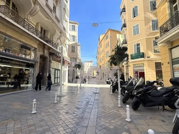TOULON - CENTRE VILLE - Entre les Halles et la Cathédrale, m