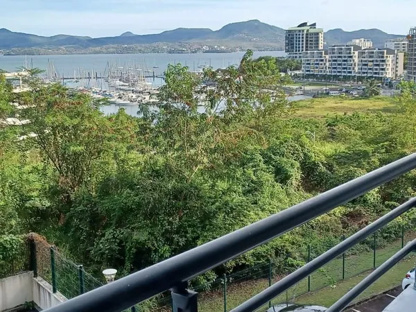 BELLE OPPORTUNITÉ Vue marina pour ceT3 récent offrant de très belles prestations