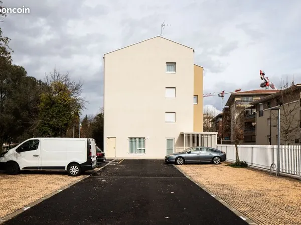 Place de parking extérieur