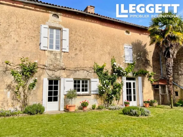 Maison avec grand potentiel avec des granges et jardin, près de Ruffec, Charente avec des commodités