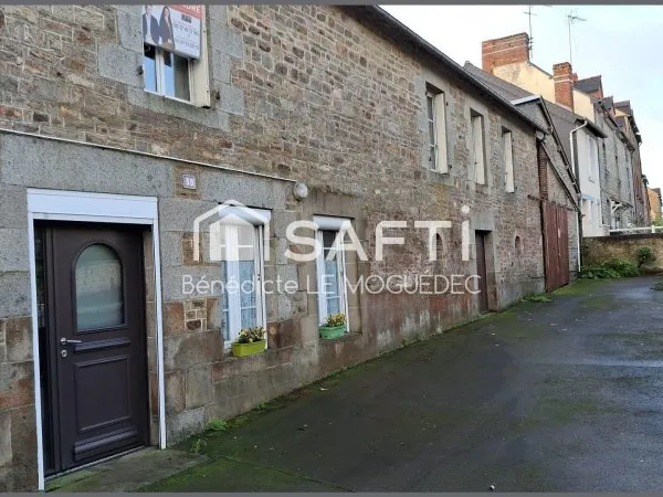 Longère en pierre à rénover, garages et cellier- centre bourg.