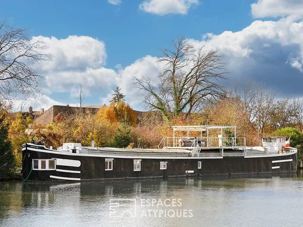 Péniche familiale dans un cadre verdoyant
