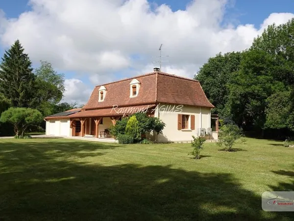 Maison traditionnelle immaculée de 4 chambres avec jardins p