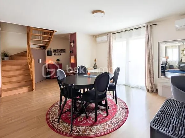 Appartement au format maison de ville avec terrasse et Garage