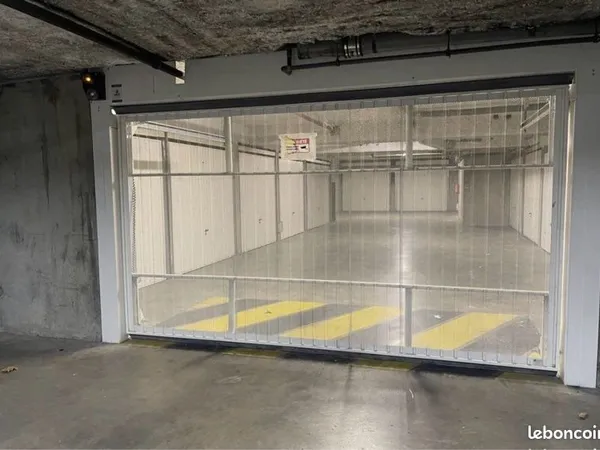 Parking / Garage / box 18 m2 lyon 7