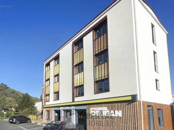 TROIS PLATEAUX sur 442m2 Aménagement bureaux ou logements, stationnements