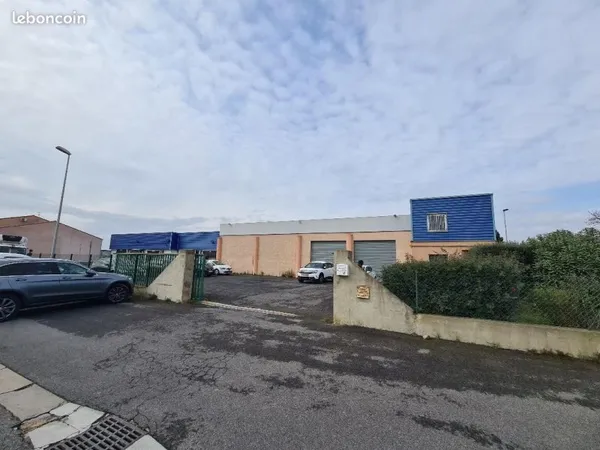 À LOUER - LOCAL PROFESSIONNEL avec entrepôts et bureaux