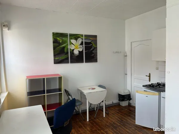 Studio rénové situé à côté de la faculté de droit