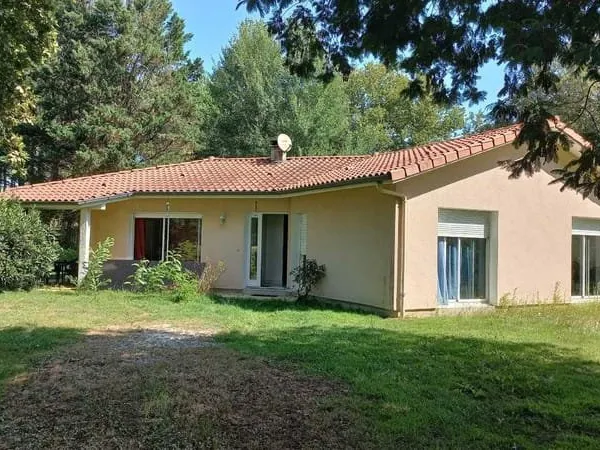Maison de plain-pied: entrée, séjour, 3 chambres, bureau, garage, terrain clos.