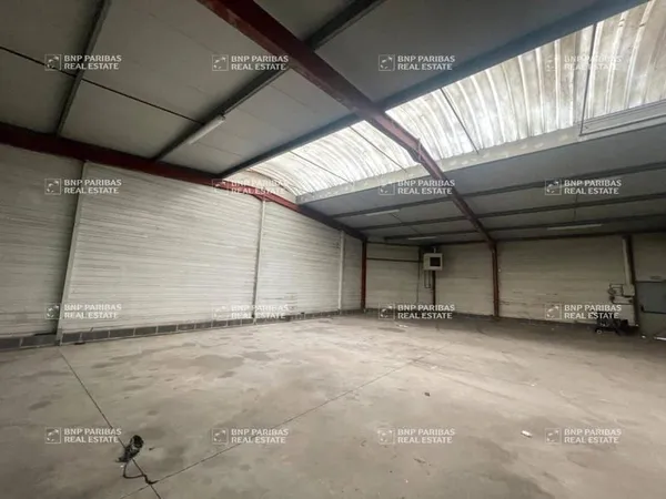 Local d'activité 590 m²