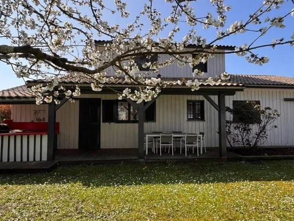 VILLA BOIS EN LISIERE DE FORÊT AVEC PISCINE ET JACUZZI
