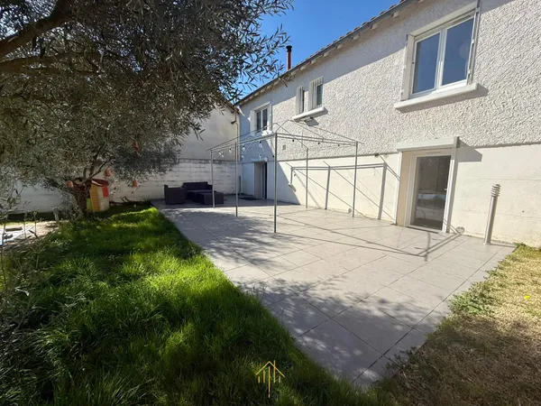 Maison d'environ 115 m2 sur 2 niveaux avec fort potentiel
