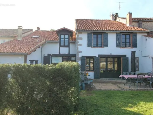 Maison de village avec trois chambres et trois salles de bains, annexe avec une chambre d'amis, jard