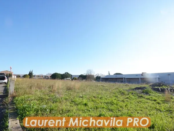 Terrain constructible de 3 373 m² - Vias