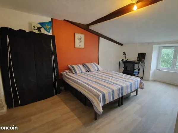 Chambre meublée avec douche et lavabo
