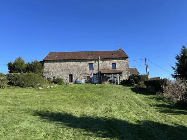 Maison de campagne individuelle de 4 chambres magnifiquement présentée