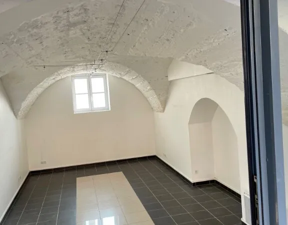 LOCAL COMMERCIAL TOURNUS