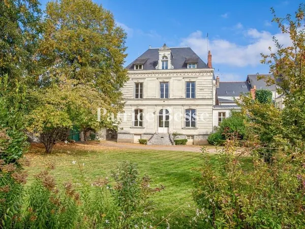 Dans un quartier résidentiel d'Angers, avec sa cour et son parc clos, un hôtel particulier du 19e s.