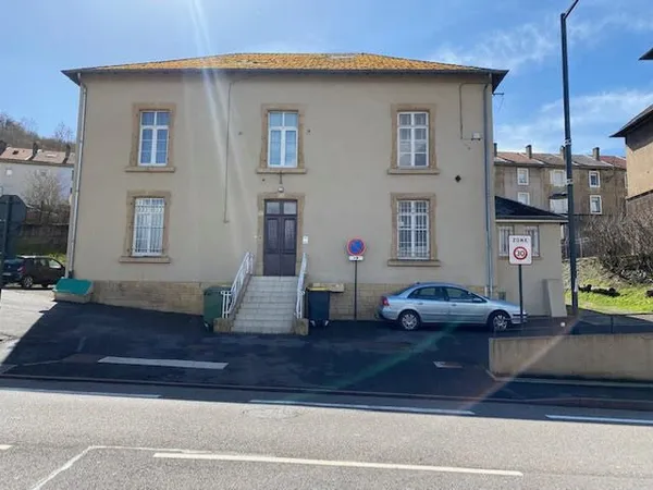 Grand F2 dans petit immeuble avec parking