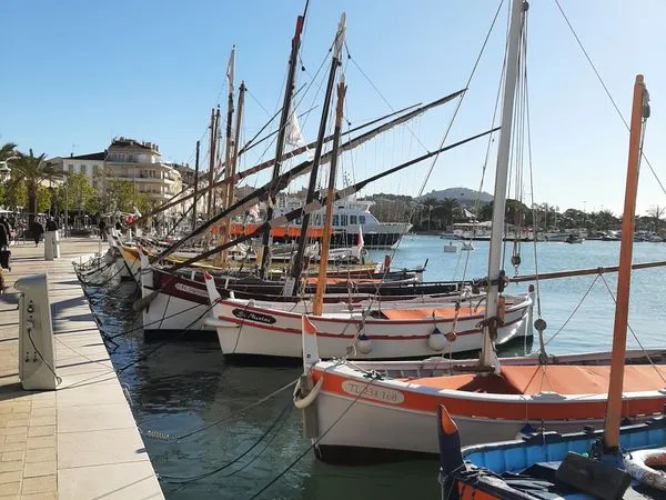 Bien rare, T3 idéalement situé en zone piétonne à 100 m du port - Sanary sur mer