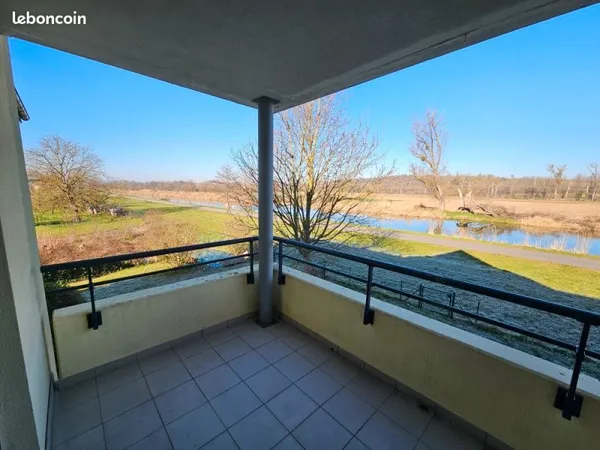 F2 lumineux avec terrasse au bord du canal