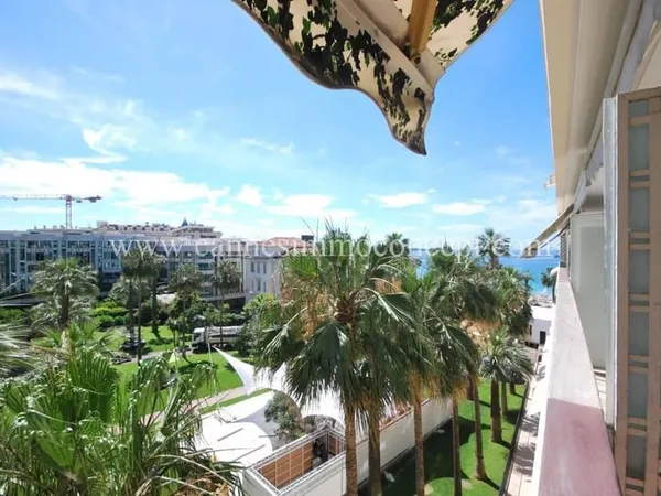 Grand hôtel, studio avec terrasse.
